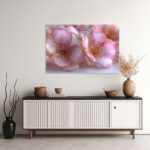 Zarte Kirschblüten aus Resin oder Alkoholtinte mit goldenen Staubfäden in zartem Rosa und Weiß – Bild 2