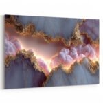Surreale Wolkenlandschaft mit rosaglühenden Kumuluswolken hinter goldenem Felskamm