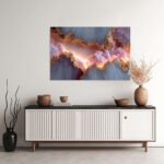 Surreale Wolkenlandschaft mit rosaglühenden Kumuluswolken hinter goldenem Felskamm – Bild 2