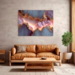 Surreale Wolkenlandschaft mit rosaglühenden Kumuluswolken hinter goldenem Felskamm – Bild 3