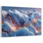 Surreale Eisgrotte oder Opal-Gesteinslandschaft in Hellblau mit goldenen Rissen und rosafarbenem Lichtschein