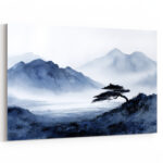 Weitläufige Panorama-Berglandschaft im blauen Morgendunst mit einsamer Kiefer am Horizont