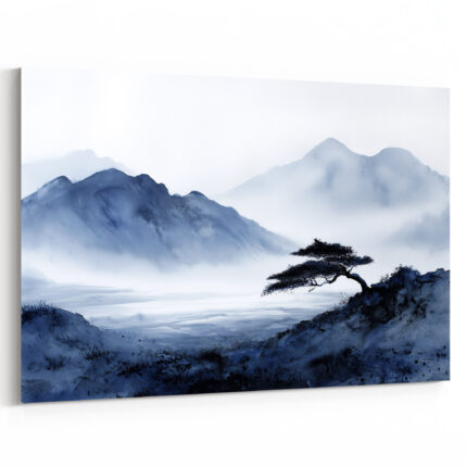 Weitläufige Panorama-Berglandschaft im blauen Morgendunst mit einsamer Kiefer am Horizont