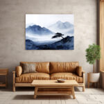 Weitläufige Panorama-Berglandschaft im blauen Morgendunst mit einsamer Kiefer am Horizont – Bild 3