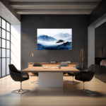 Weitläufige Panorama-Berglandschaft im blauen Morgendunst mit einsamer Kiefer am Horizont – Bild 4