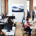 Weitläufige Panorama-Berglandschaft im blauen Morgendunst mit einsamer Kiefer am Horizont – Bild 5