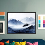 Weitläufige Panorama-Berglandschaft im blauen Morgendunst mit einsamer Kiefer am Horizont – Bild 6