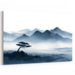 Nebelhafte Bergspiegelung mit einsamer Kiefer über stillem Wasser in asiatischer Tuschemalerei-Ästhetik