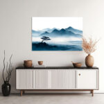 Nebelhafte Bergspiegelung mit einsamer Kiefer über stillem Wasser in asiatischer Tuschemalerei-Ästhetik – Bild 2