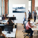 Nebelhafte Bergspiegelung mit einsamer Kiefer über stillem Wasser in asiatischer Tuschemalerei-Ästhetik – Bild 5