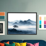 Nebelhafte Bergspiegelung mit einsamer Kiefer über stillem Wasser in asiatischer Tuschemalerei-Ästhetik – Bild 6