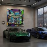 Pop Art Aston Martin Sportwagen Leinwandbild für Garage, Männerhöhle, Wohnzimmer, Büro – Deko für Autofans