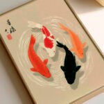 Traditionelle Koi-Karpfen Minimalistischer japanischer Holzschnitt-Stil mit eleganten Wirbeln
