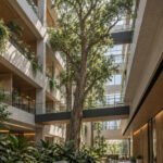 Baum im offenen Atrium