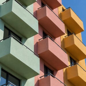 Balkone in kräftigen Farben
