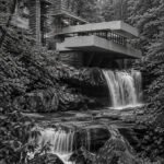Haus über dem Wasserfall