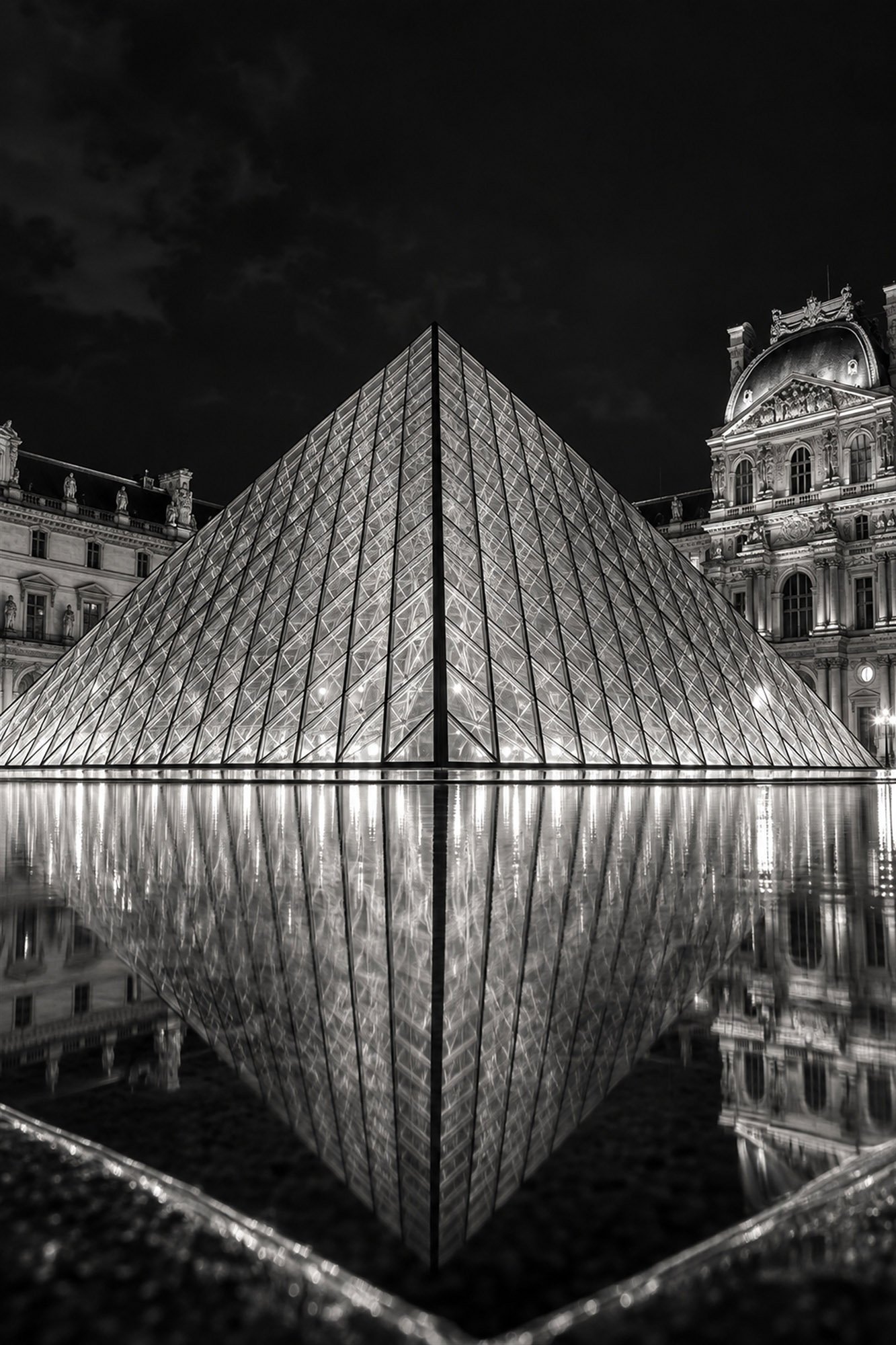 25_Louvre_Pyramide Glaspyramide im Louvrehof – Bild 1
