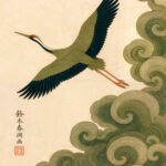 Japanischer Kranich im Flug über sanftgrünen Wolken.