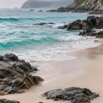 Wilder Strand mit Klippen