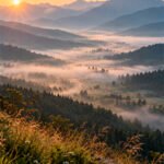 Nebelverhangenes Bergland bei Sonnenaufgang