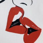 Rote Lippen, leises Geheimnis