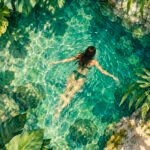 Schwimmerin im tropischen Naturpool